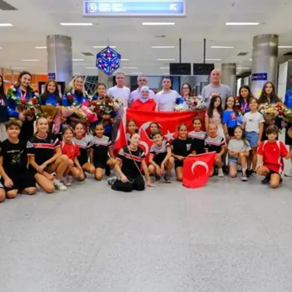 Dünya üçüncüsü cimnastikçilere coşkulu karşılama!