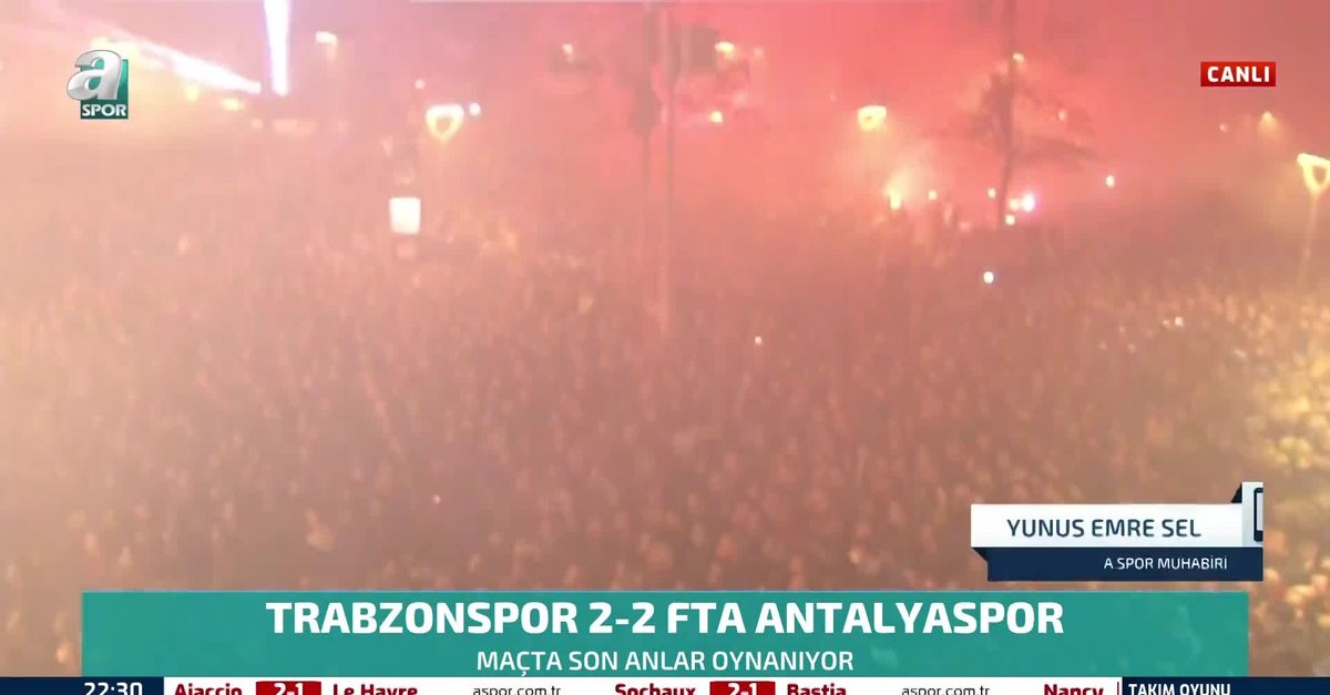 TRABZONSPOR HABERLERİ - Maçın bittiğini zanneden taraftarlar sahaya girdi!