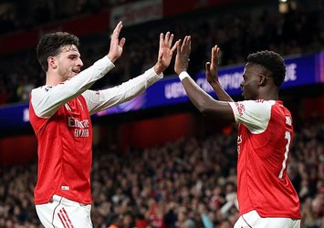 Arsenal 2'de 2 yaptı!
