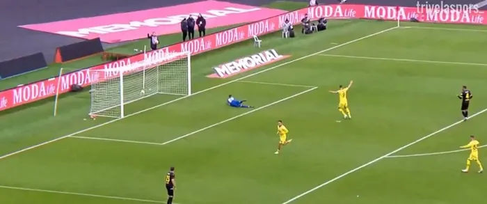 Fenerbahçe maçında inanılmaz an! Cengiz Ünder hatayı affetmedi - 4