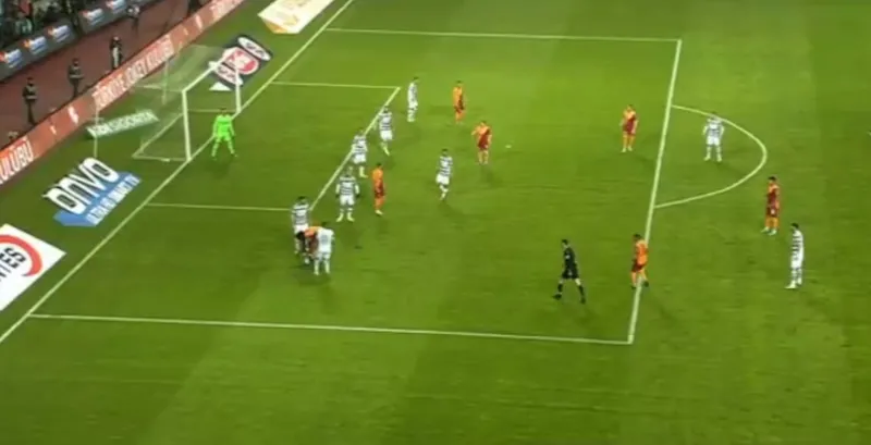 Galatasaray'da Bafetimbi Gomis'ten şok hareket! - 1