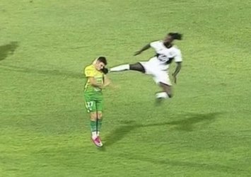 Adebayor'dan insanlık dışı faul