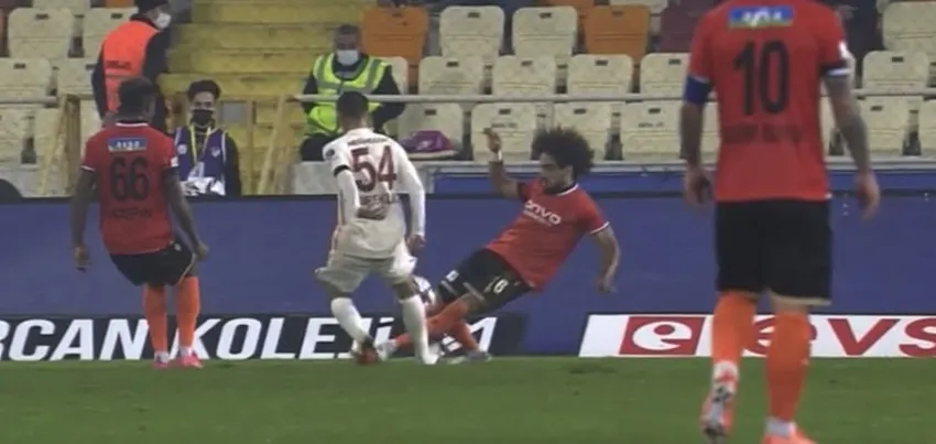 Galatasaray'da Emre Kılınç Yeni Malatyaspor maçında penaltı bekledi! İşte o pozisyon... - 2