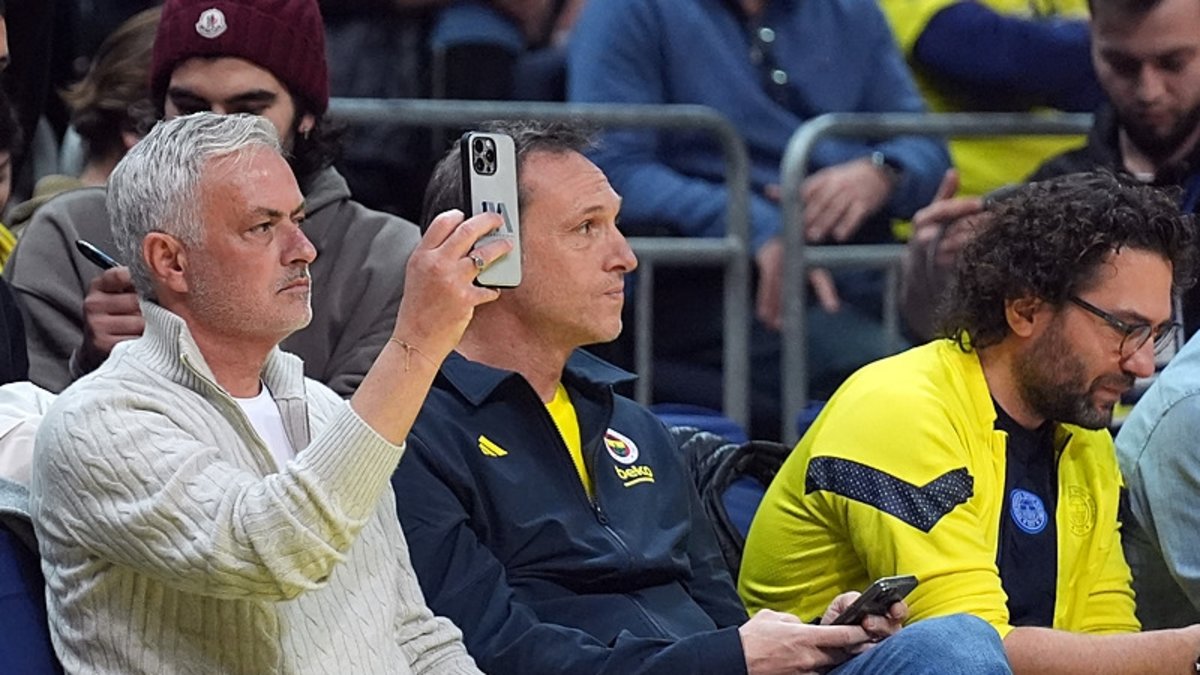 FENERBAHÇE HABERİ: Jose Mourinho ve futbolculardan basketbol takımına destek! FENERBAHÇE HABERİ: Jose Mourinho ve futbolculardan basketbol takımına destek!