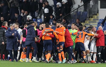 Başakşehir Adana Demirspor maçının sonunda saha karıştı!
