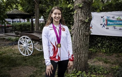 Son dakika spor haberi: Dünya Aerobik Cimnastik Şampiyonu Ayşe Begüm Onbaşı madalyasını Türk kadınlarına armağan etti