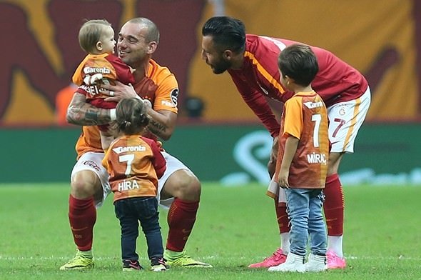 Ne yaptın Sneijder!