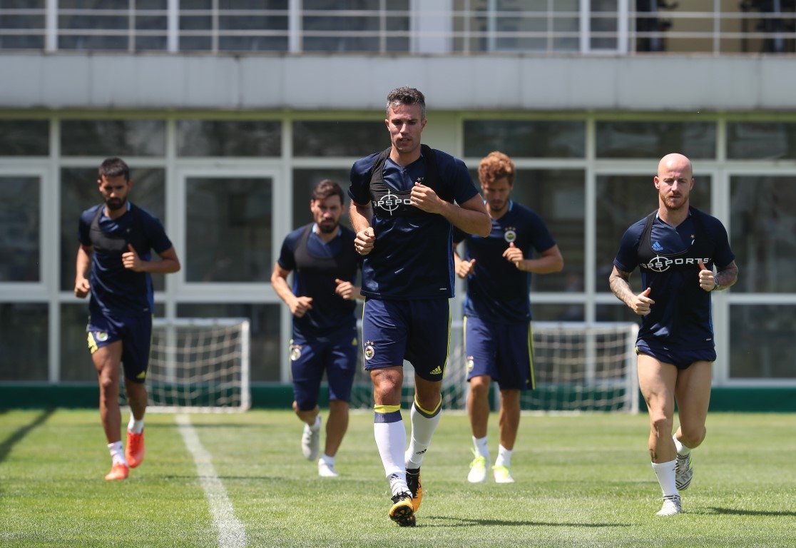 İlk kurban Robin van Persie