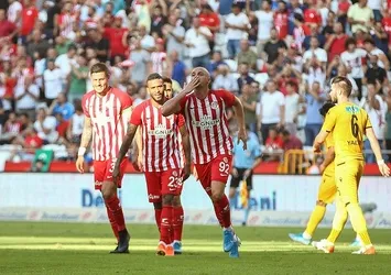 Antalyaspor 3 puanı 3 golle aldı