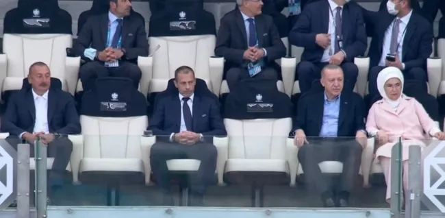 Son dakika spor haberi: Başkan Recep Tayyip Erdoğan A Milli Takım'ımızın Galler ile oynadığı maçı tribünden takip etti! - 1