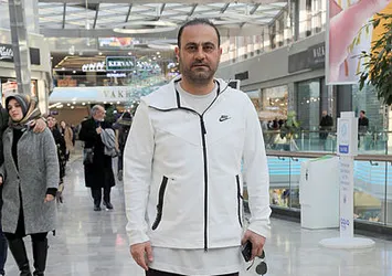 Hasan Şaş oyuncu izliyor