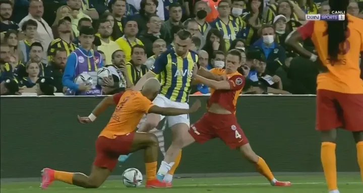 Fenerbahçe'nin golü öncesi Galatasaray'dan faul itirazı! - 1