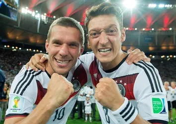 Podolski'den Mesut Özil paylaşımı