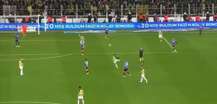 Fenerbahçe - Trabzonspor maçında ilginç an! İlk yarının son düdüğünden sonra Miha Zajc... - 1
