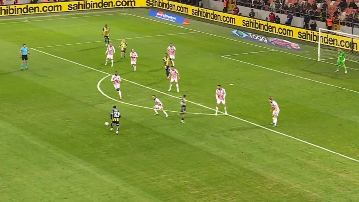 Fenerbahçe üst üste 2 kez direğe takıldı! İşte o pozisyonlar