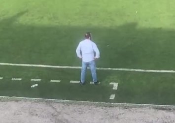 Lübnan'da bir futbol maçında teknik direktör kendini yerlere attı!