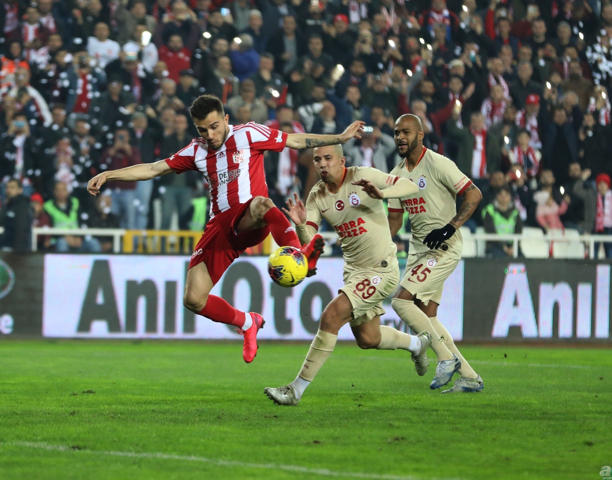 Galatasaray taraftarı isyan etti! Galatasaray forması giyemez