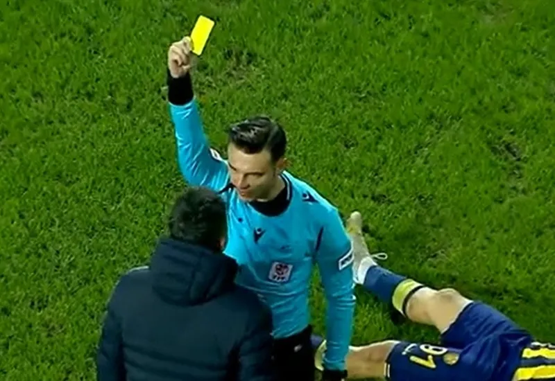 Ankaragücü Keçiörengücü maçında sahalarda ender görülen an! Sağlık görevlisi sarı kart gördü - 1
