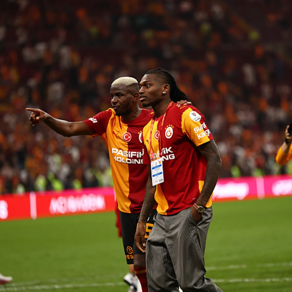 Rafael Leao'nun Galatasaray Taraftarına Üçlü Çektirdiği Anlar