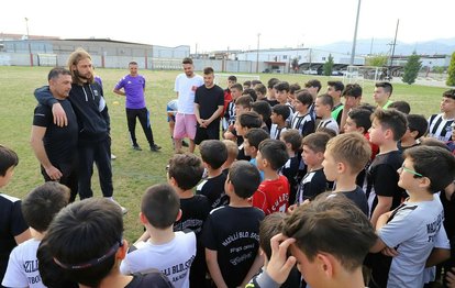 Nazilli Belediyespor’lu futbolcular genç oyuncularla bir araya geldi