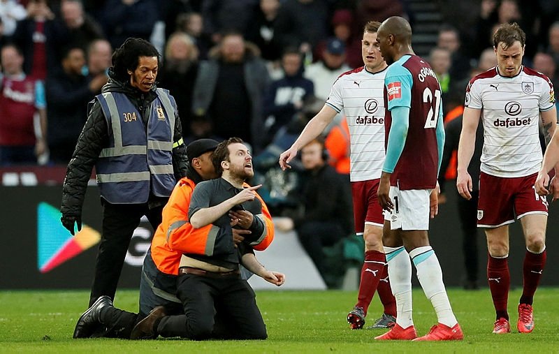 West Ham United-Burnley maçında saha karıştı!