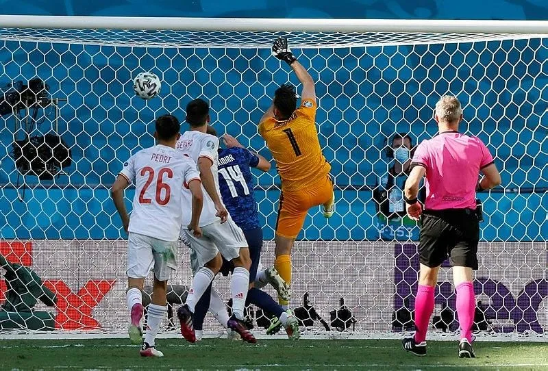 Slovakya-İspanya maçında Martin Dubravka'dan büyük hata! Kendi kalesine tokatladı - 2