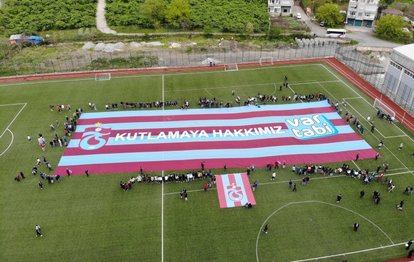 Trabzonspor’da taraftarlar şampiyonluğa hazırlanıyor! Dev bayrak yaptırıldı