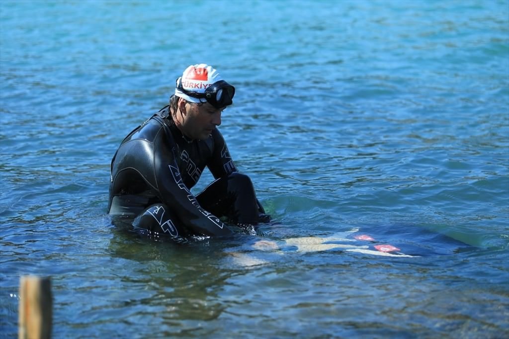 Çocukluğunda düştüğü denizden dünya rekoruyla çıktı