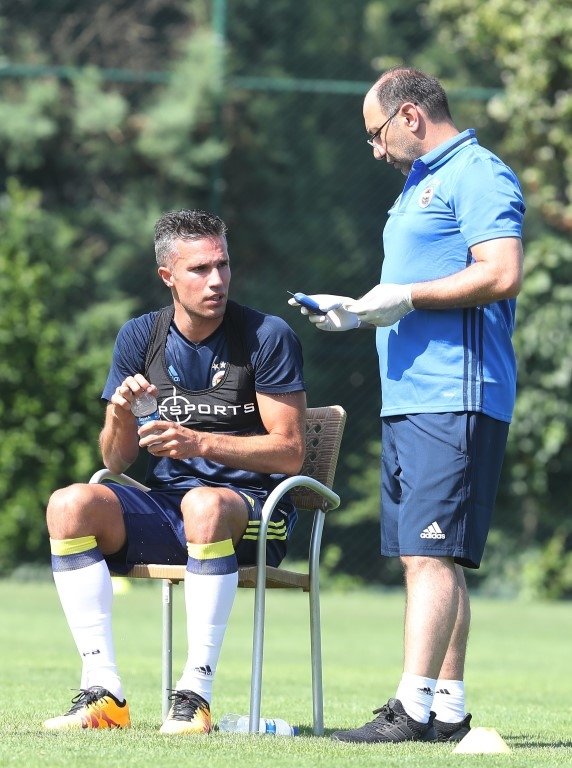 İlk kurban Robin van Persie