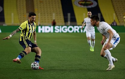 Fenerbahçe Erzurumspor maçında Ozan Tufan sağ bekte görev aldı
