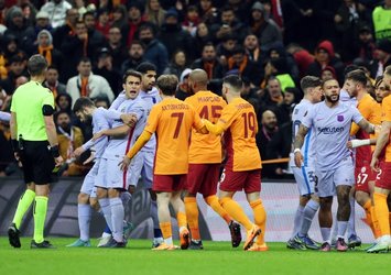 Galatasaray - Barcelona maçında Jordi Alba'dan ağır tahrik! Topu tribünlere yolladı