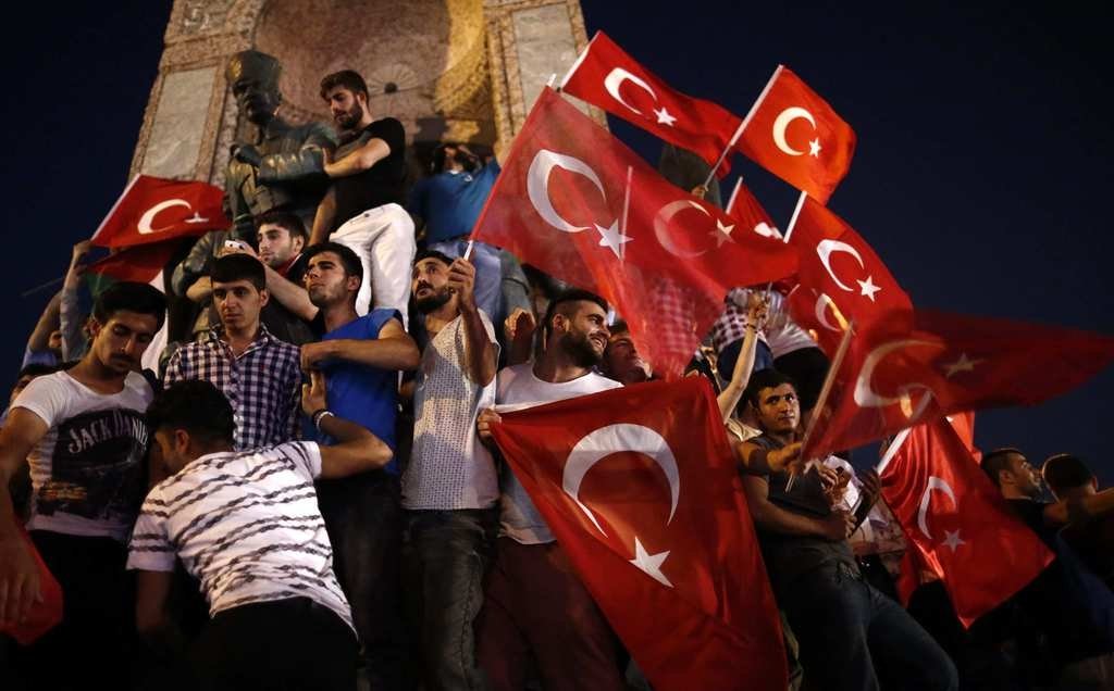 Halk demokrasi nöbetinde