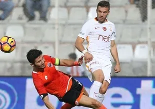 Lukas Podolski yokları oynadı