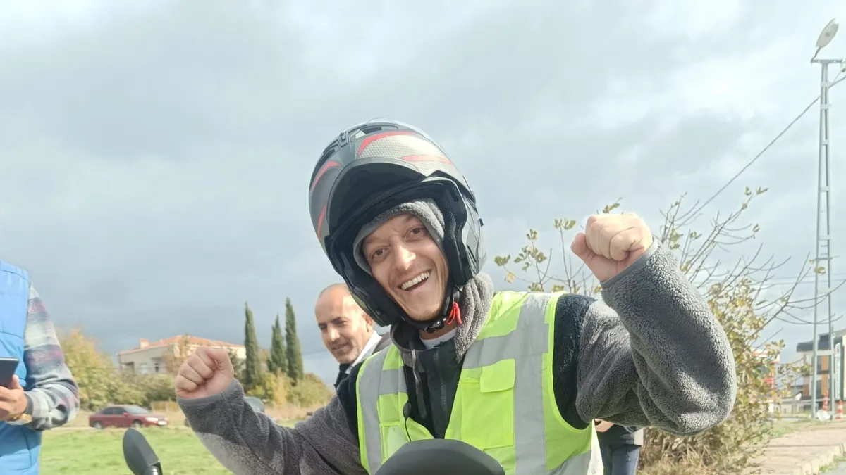 Mesut Özil ehliyet sınavına girdi!