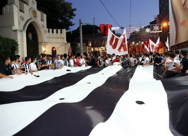 Taraftar grupları demokrasi yürüyüşünde