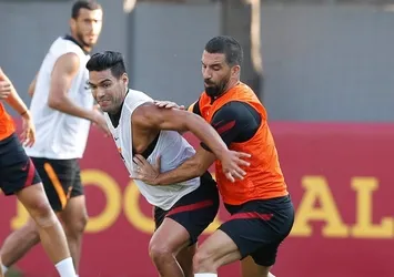 Falcao bomba gibi!