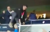 Ali Koç tepki gösteren taraftarların arasına atladı