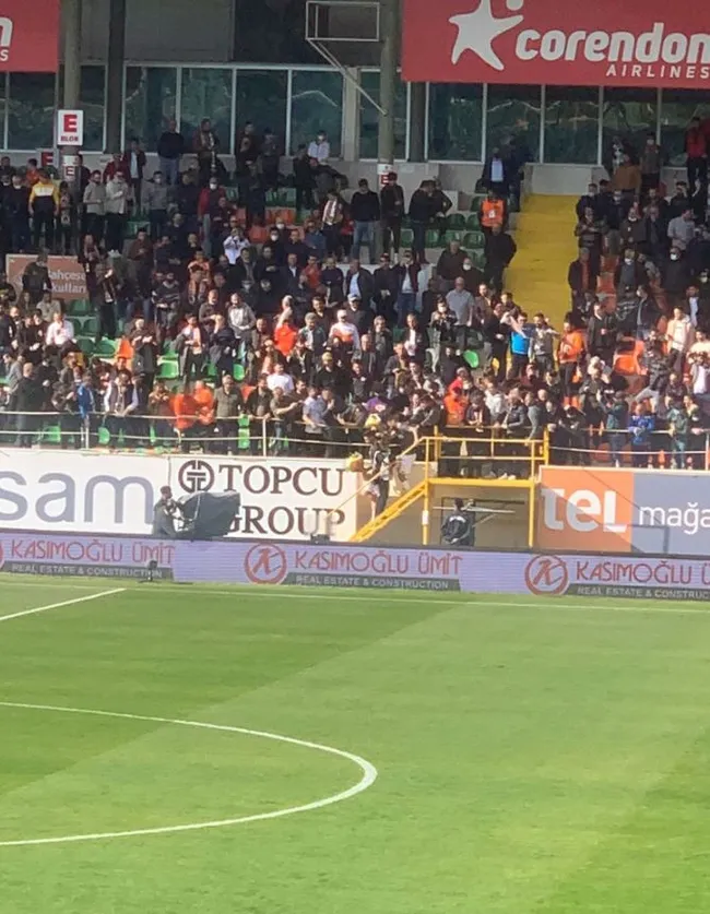 Alanyaspor taraftarı Trabzonspor maçı öncesi Siopis ve Bakasetas'a çiçek verdi! - 2