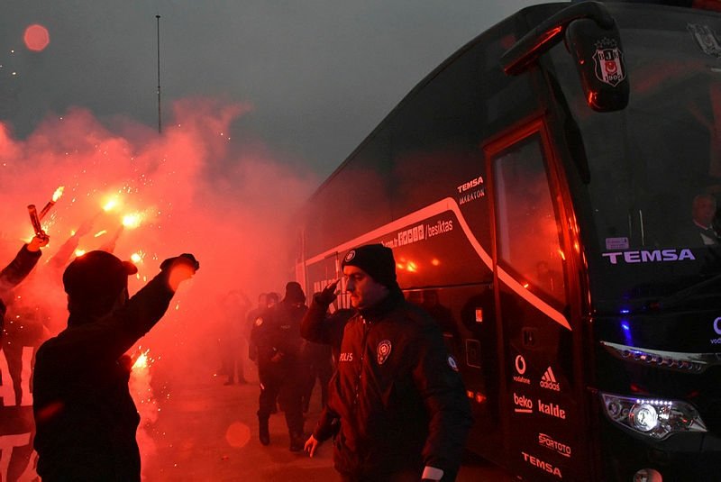 Beşiktaş üç peşinde