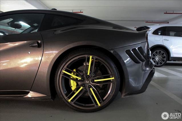 Lukas Podolski’nin süper otomobili otoparkta görüntülendi!