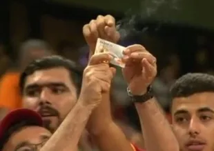 Taraftar kombinesini yaktı