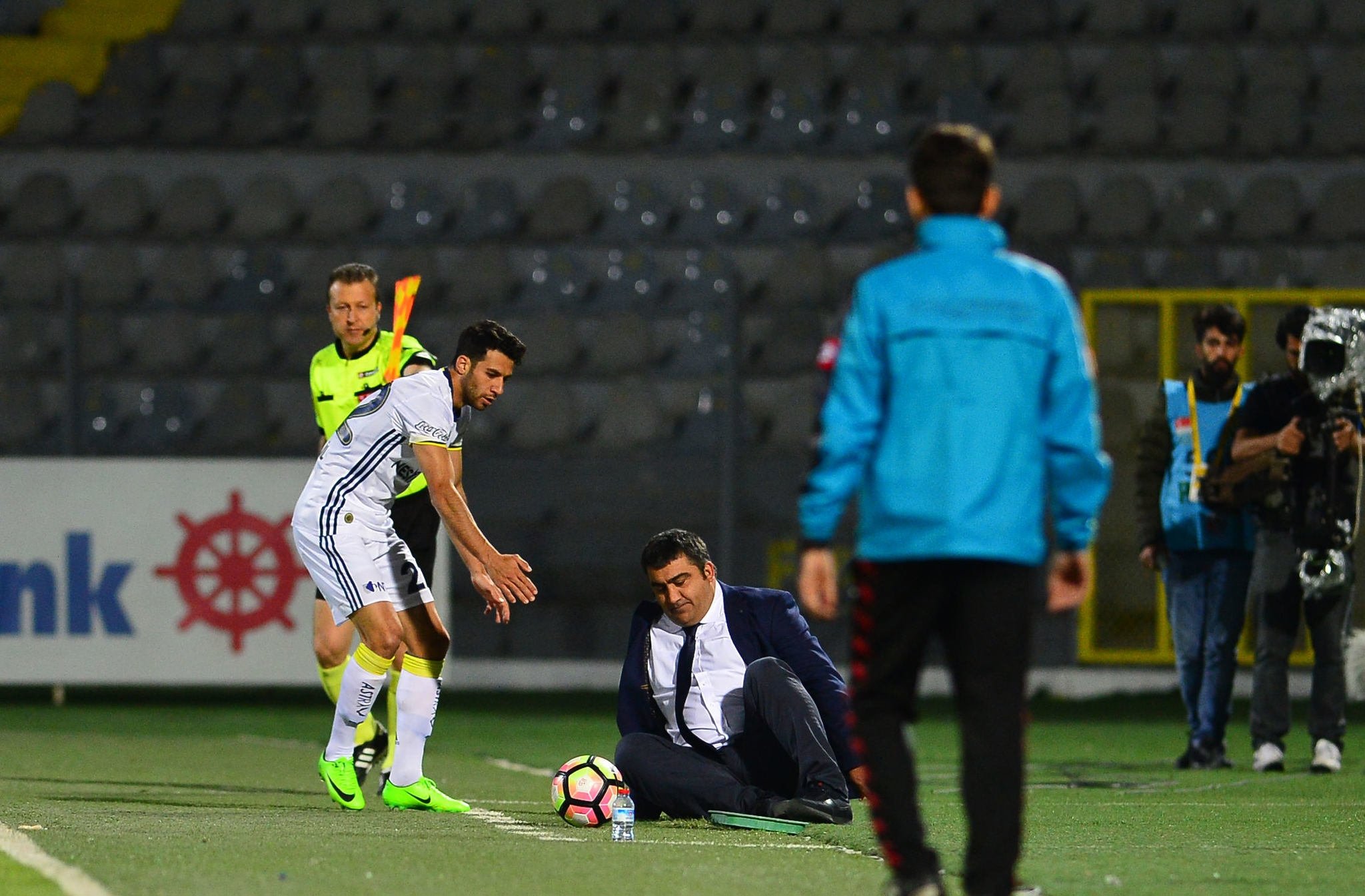 Ümit Özat yere kapaklandı