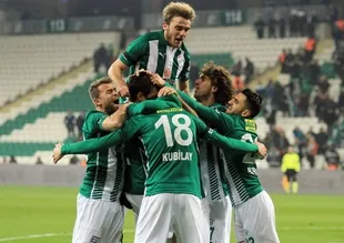 Timsah zirve yarışından kopmadı