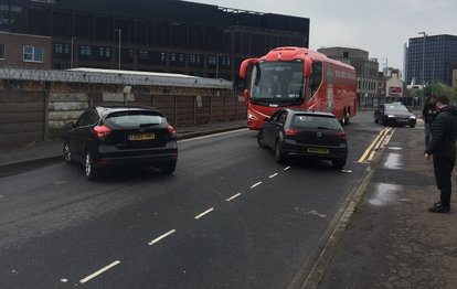 Manchester United - Liverpool maçı öncesi kaos! Otobüsün önü kesildi