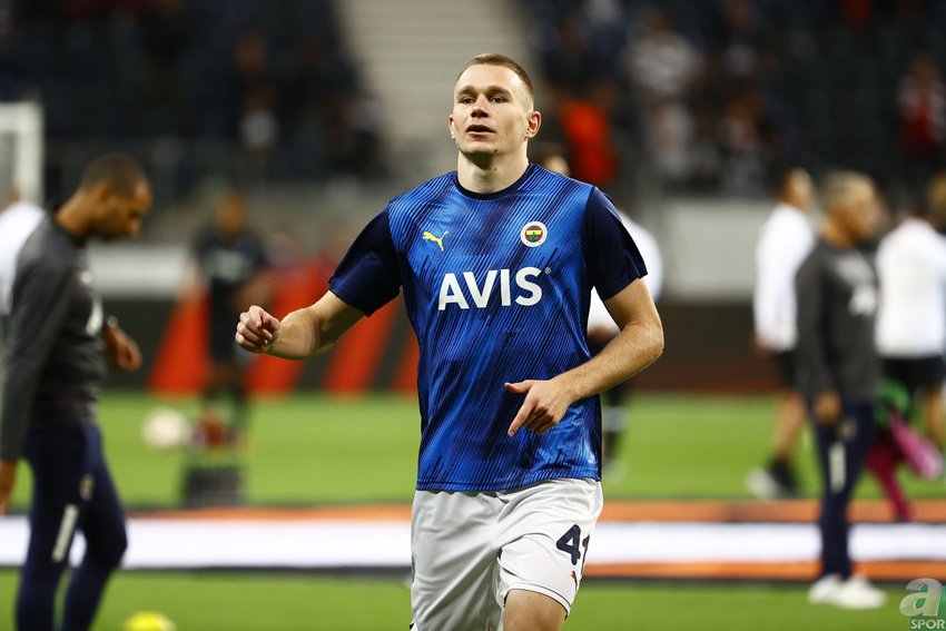 TAKIMDAN AYRILACAK MI?
Fenerbahçe ile sözleşmesi 30 Haziran 2025 tarihinde sona erecek Attila Szalai şu anda Fenerbahçe'de mutlu. Avrupa'dan ciddi teklifler olsa da sarı lacivertliler, Macaristan Milli Takımı'nın da önemli isimlerinden biri olan Szalai ile yola devam etmek istiyor.