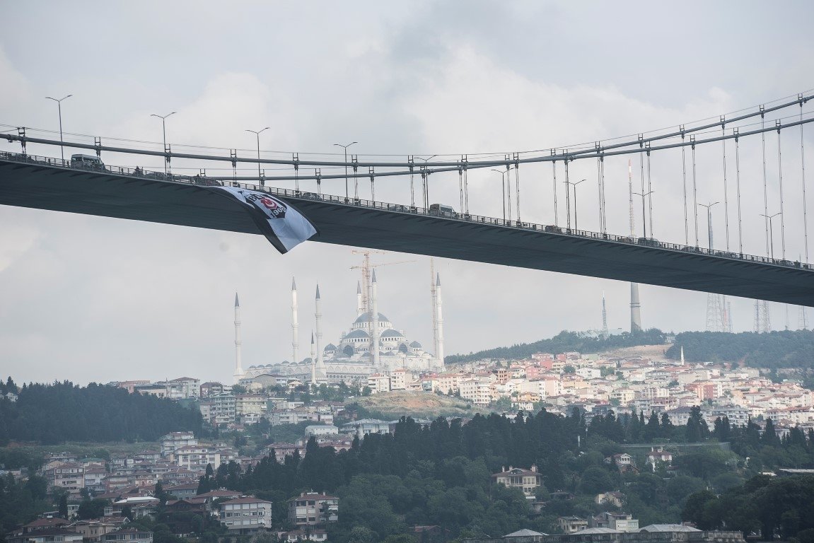 Şampiyon Beşiktaş’ın bayrağı köprüde