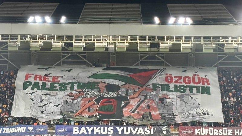 rams-basaksehir-tribunlerinden-galatasaray-maci-oncesi-filistine-destek-koreografisi-1760806727820.jpg