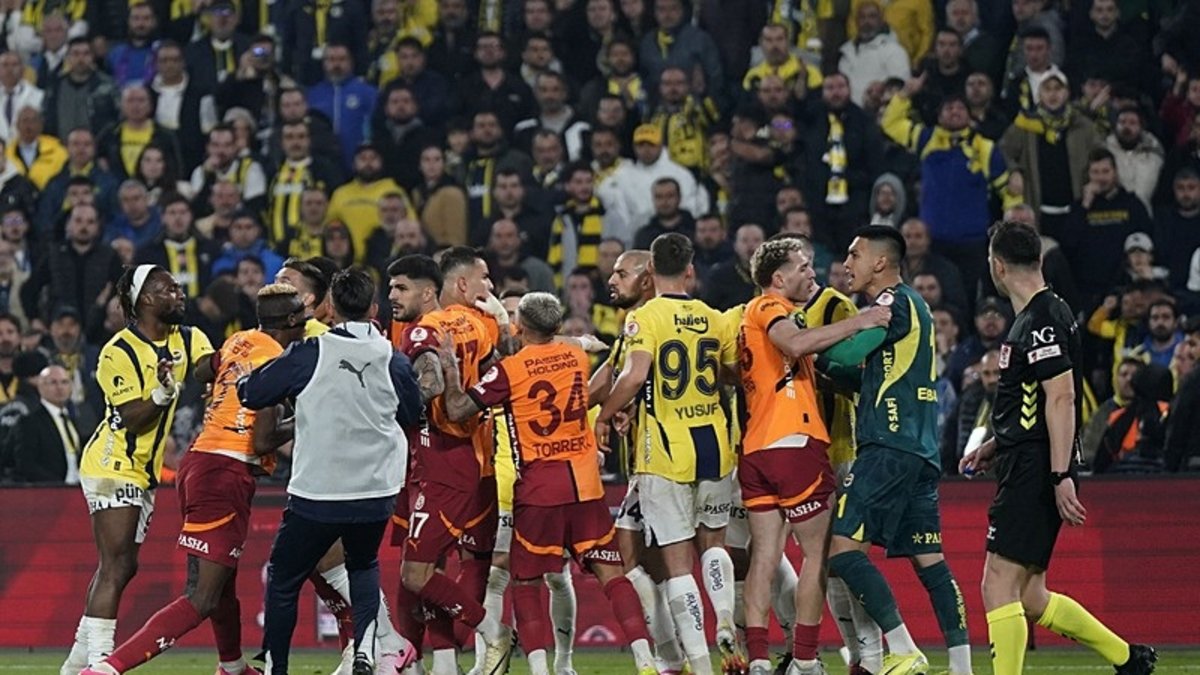 Spor yazarları Fenerbahçe-Galatasaray derbisini değerlendirdi Spor yazarları Fenerbahçe-Galatasaray derbisini değerlendirdi