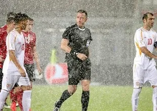 Hüseyin Göçek'in yönettiği maç yarıda kaldı
