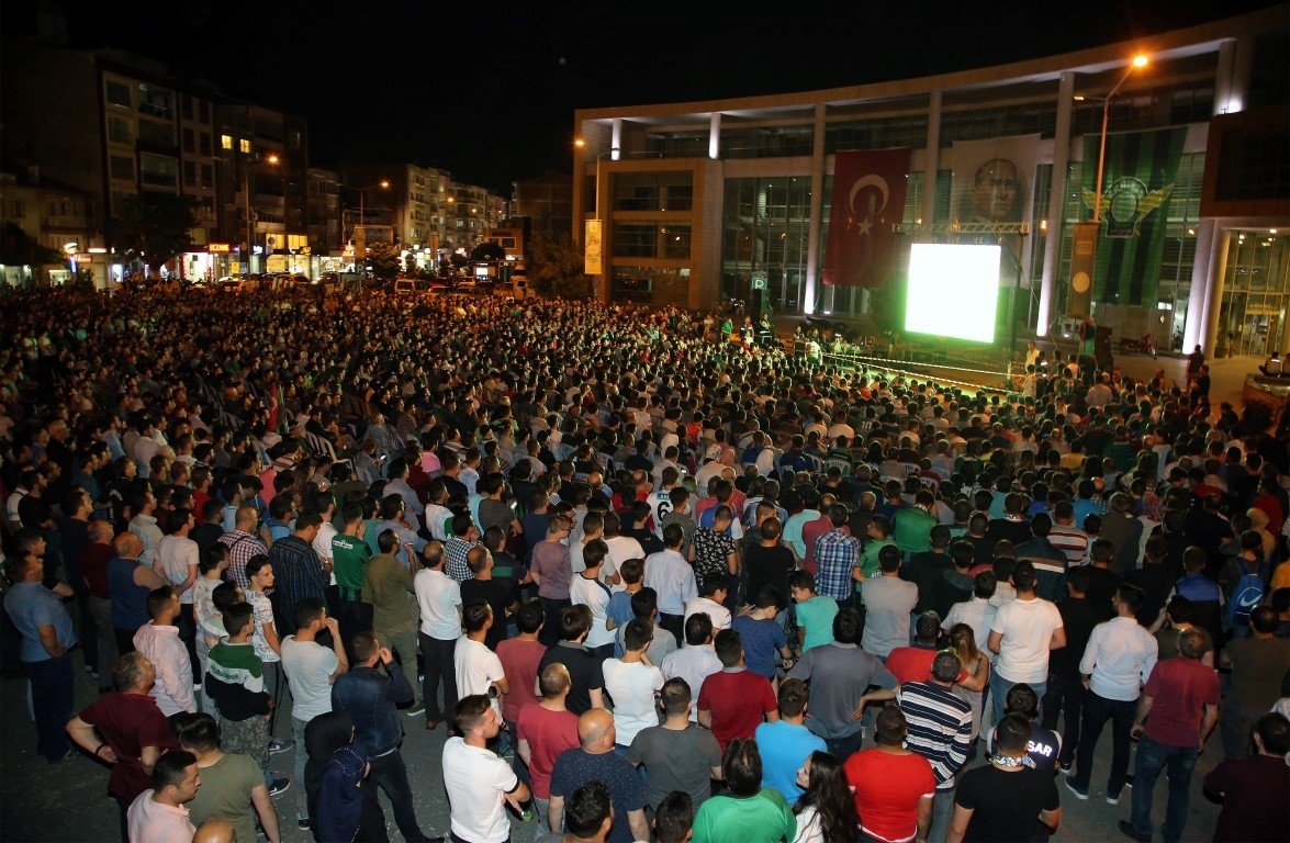 Akhisar sokağa döküldü!